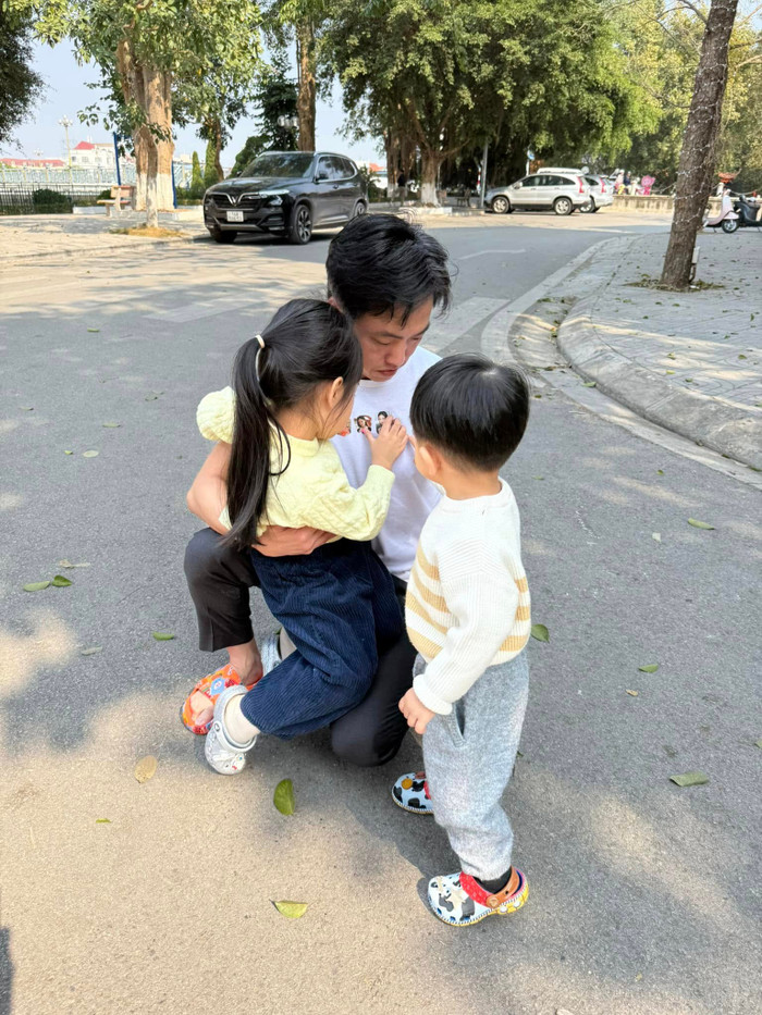 Ngoài thời gian dành cho công việc, nam doanh nhân luôn ưu tiên cho gia đình, đặc biệt là chăm sóc hai con nhỏ. (Ảnh FBNV)