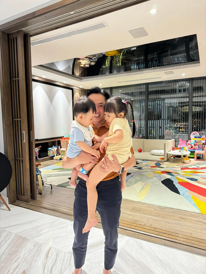 Cường Đô La được nhiều người nhận xét là ông bố vô cùng yêu thương các con. (Ảnh FBNV)