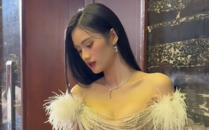 Hoa hậu Ý Nhi diện váy trễ nải, để lộ 'gò bồng đảo' nét căng hậu phẫu thuật thẩm mỹ Ảnh 2