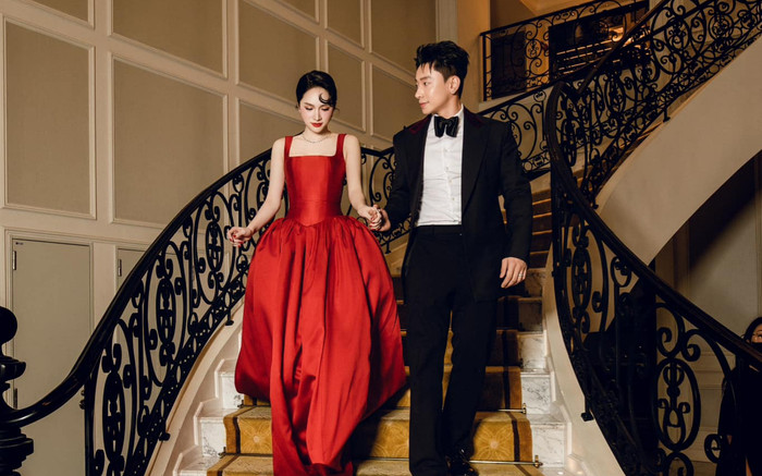 Lộ khoảnh khắc tình trẻ ôm chặt Hương Giang trong buổi tiệc Ảnh 2