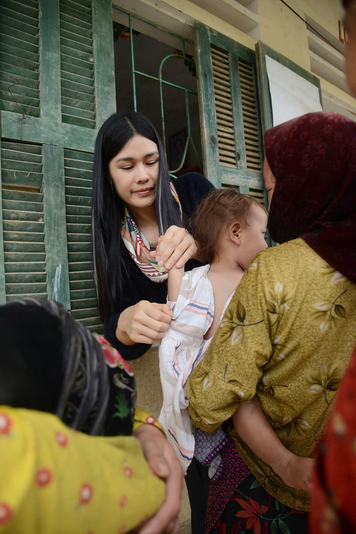 Phúc Anh trong một chuyến đi thiện nguyện hậu cơn bão Yagi.