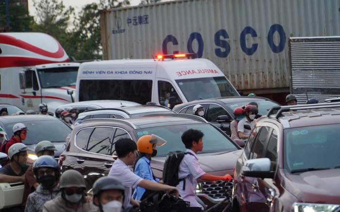 Vượt đèn đỏ nhường đường cho xe ưu tiên có bị xử phạt không? Ảnh 2