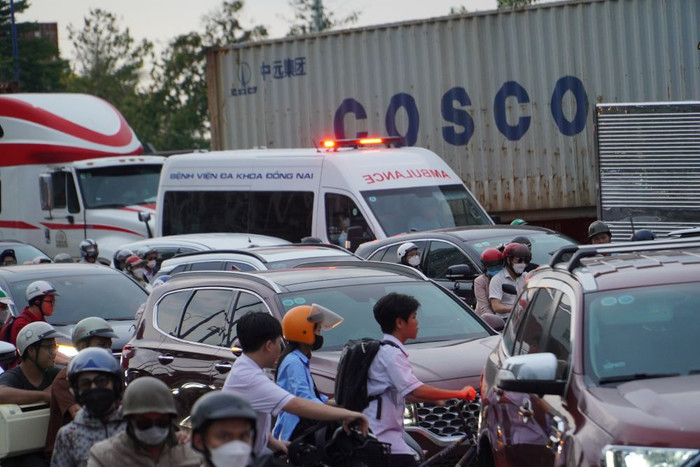 Vượt đèn đỏ nhường đường cho xe ưu tiên có bị xử phạt không?