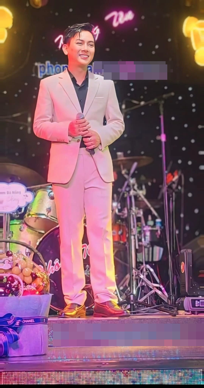 Hình ảnh của Hoài Lâm trong đêm nhạc mới nhất. 