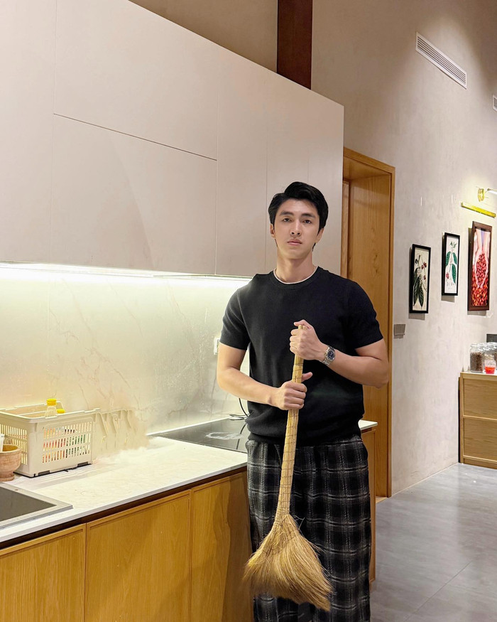 Gương mặt 'bất lực' của diễn viên Bình An khi không dám 'bật lại' vợ khiến dân tình thích thú. (Ảnh: FBNV)