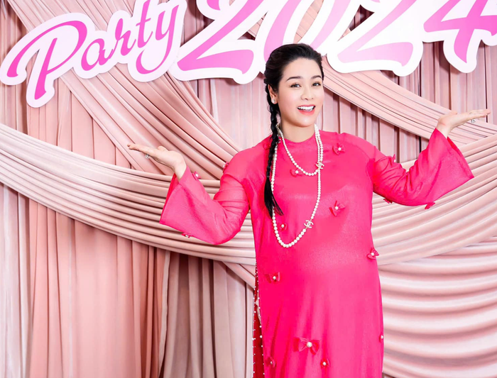 Nhật Kim Anh từng tranh thủ dự tiệc cuối năm của công ty riêng trước khi sinh con. Ảnh: FBNV