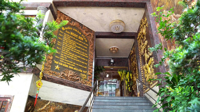 Cận cảnh căn biệt thự dát vàng của Ngọc Sơn. (Ảnh FBNV)