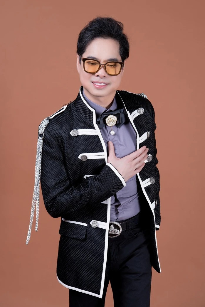 Ở tuổi U60, danh ca Ngọc Sơn sở hữu vẻ ngoài phong độ so với tuổi tác. (Ảnh NVCC)