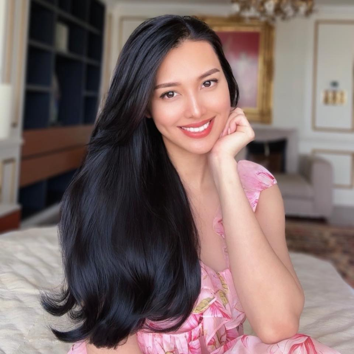 Siêu mẫu Huỳnh Thanh Tuyền khiến fan sắc đẹp mê đắm với vẻ đẹp ngọt ngào cùng mái tóc óng mượt. 