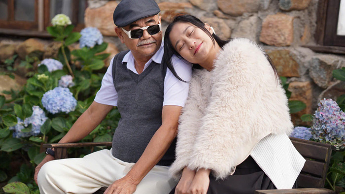 Trên mạng xã hội, NSND Việt Anh và bạn gái khá thoải mái khi chia sẻ những hình ảnh thân mật bên nhau. (Ảnh: FBNV)