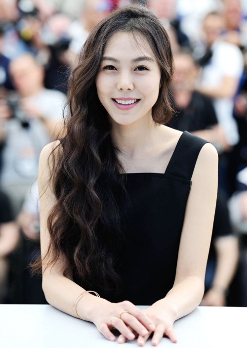 Kim min Hee bị công chúng chỉ trích khi yêu đạo diễn 65 tuổi. 