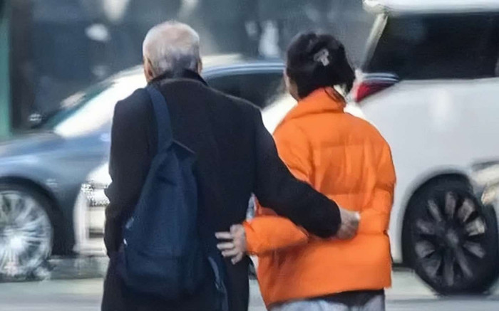 Bắt gặp nữ diễn viên đi khám thai với bạn trai 65 tuổi, bị công chúng chỉ trích gay gắt Ảnh 2