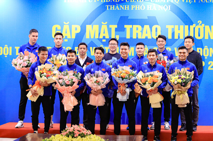 10 cầu thủ vô địch AFF Cup 2024, thuộc hai CLB Hà Nội và CLB CAHN. Ảnh: Hà Nội FC