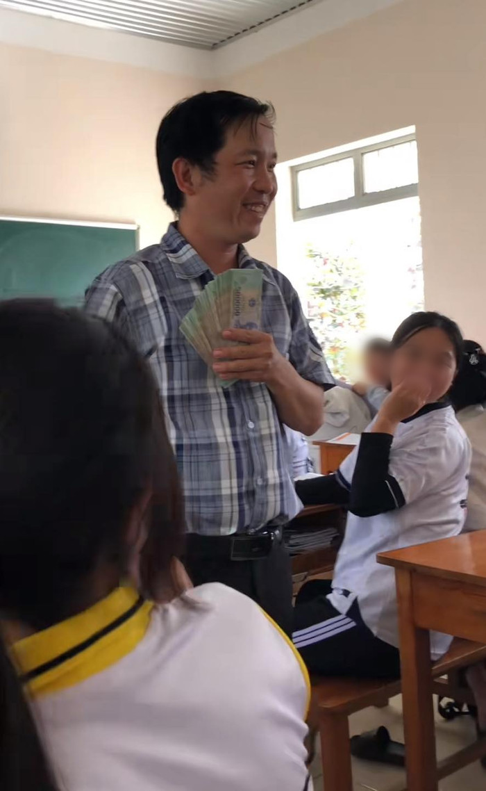Học sinh đăng tải lên mạng xã hội thông tin thầy giáo lì xì mỗi trò một triệu đồng khiến cộng đồng mạng xôn xao bàn tán. Ảnh cắt từ clip