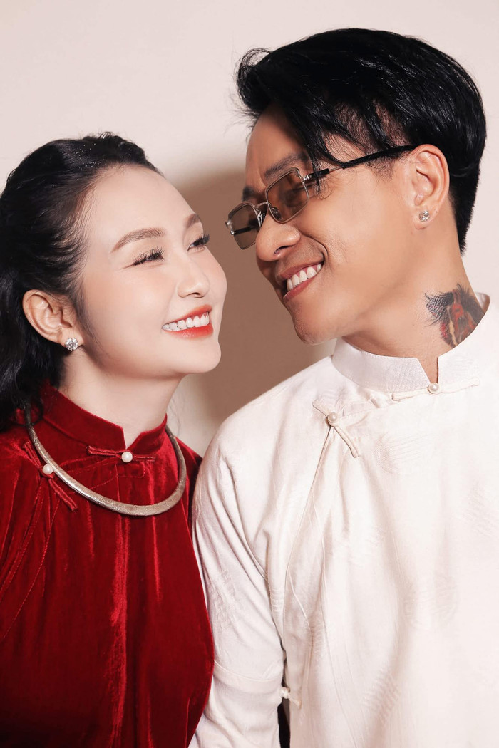 Cặp đôi khiến nhiều người ngưỡng mộ bởi chuyện tình yêu đẹp như ngôn tình. Ảnh: FBNV