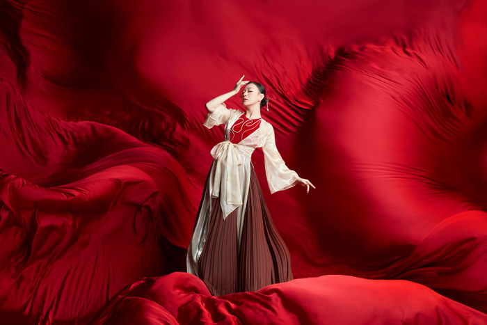 Phương Oanh chia sẻ rằng cô cảm thấy sức khỏe không ổn trước khi lên sân khấu. Nhưng khi đến phần trình diễn, nữ diễn viên đã vượt qua và mang đến tiết mục mãn nhãn. 