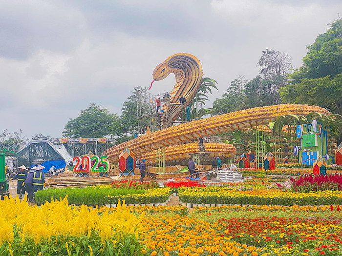 Xung quanh tượng linh vật, các công nhân đang thi công tiểu cảnh. Ảnh: Dân Phú Yên