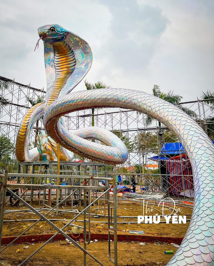Vảy rắn với màu sắc óng ánh, phần đầu được thiết kế và lắp ráp trông sống động vô cùng. Ảnh: Thổ địa Phú Yên