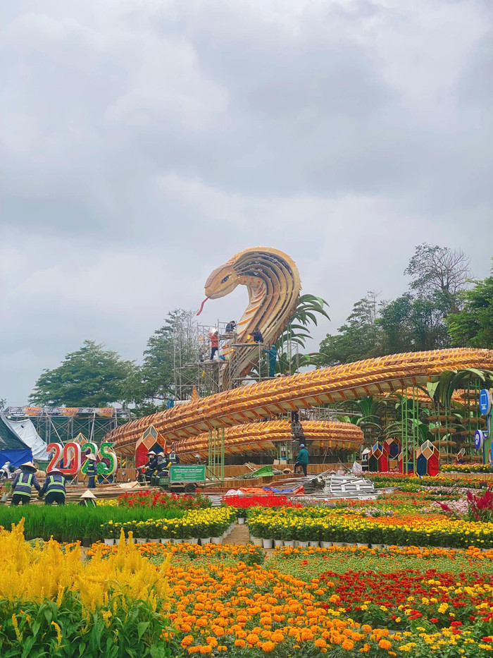 Tượng rắn linh vật có chiều cao khoảng 8-11m, rộng khoảng 25-35m. Ảnh: Dân Phú Yên