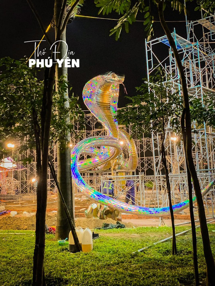 Về đêm, rắn linh vật càng thêm sống động. Ảnh: Thổ địa Phú Yên