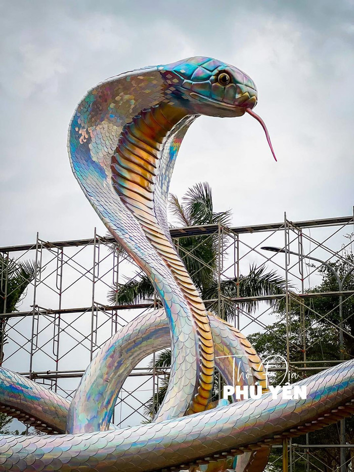 Mô hình rắn hổ mang chúa tại cổng đường Hùng Vương (TP Tuy Hoà, Phú Yên). Ảnh: Thổ địa Phú Yên