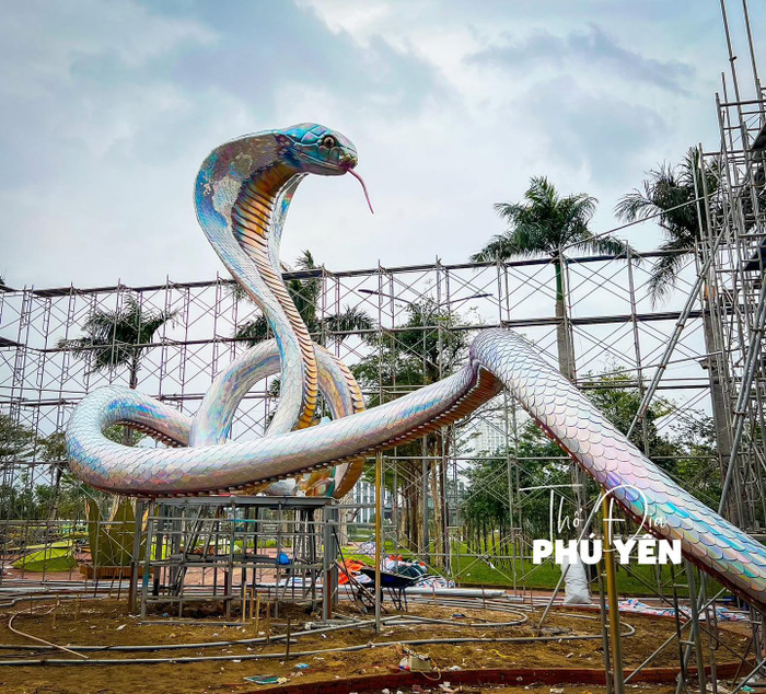 Linh vật rắn hổ mang chúa cao khoảng 5-6m, rộng khoảng 4-5m. Ảnh: Thổ địa Phú Yên