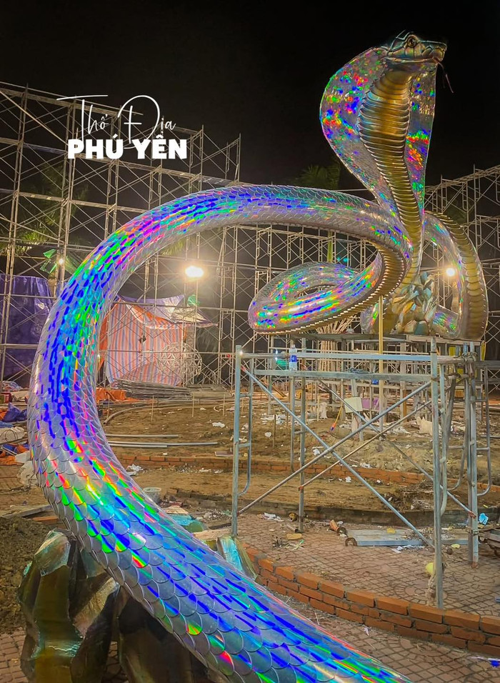 Linh vật năm được điêu khắc từ xốp khối có khung sắt chịu lực. Ảnh: Thổ địa Phú Yên