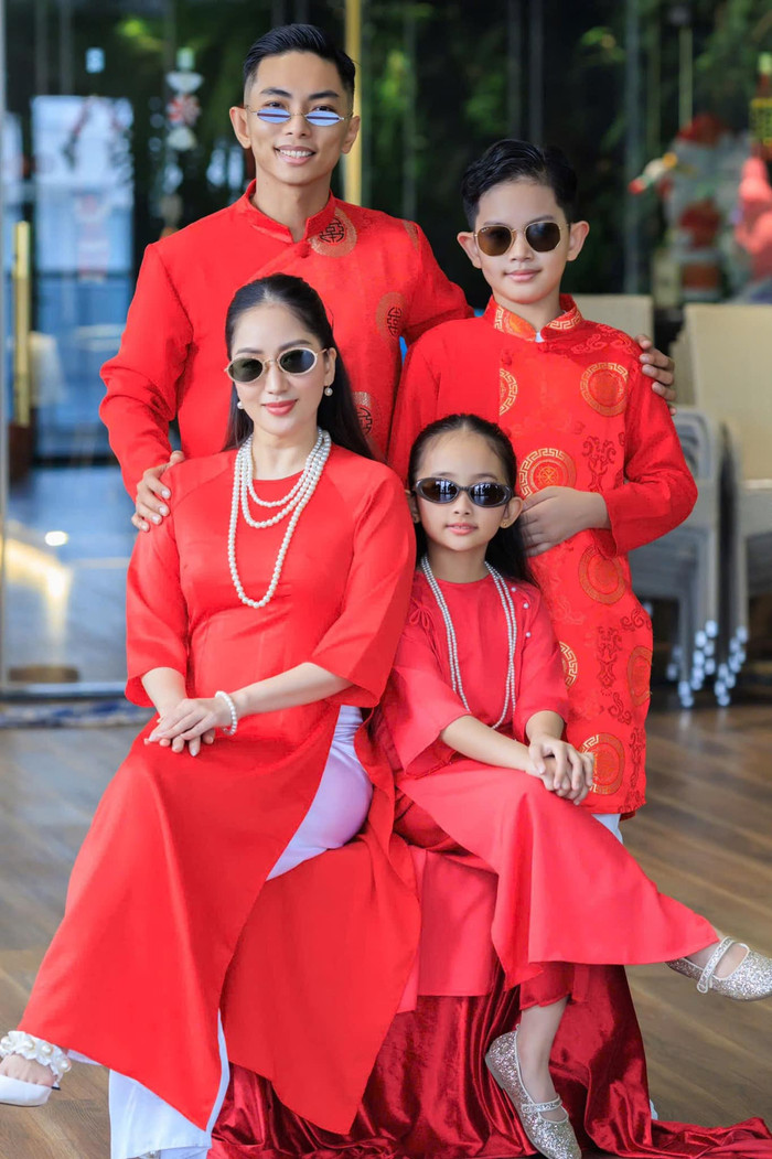 Gia đình Khánh Thi - Phan Hiển yêu thích sự đồng nhất về thời trang.