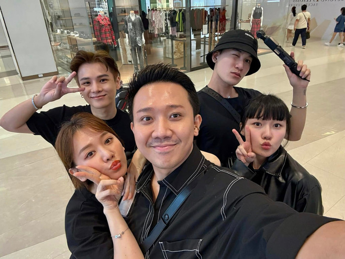 Trấn Thành và Hari Won thường cùng hội bạn thân đi du lịch khắp nơi. (Ảnh: FBNV)