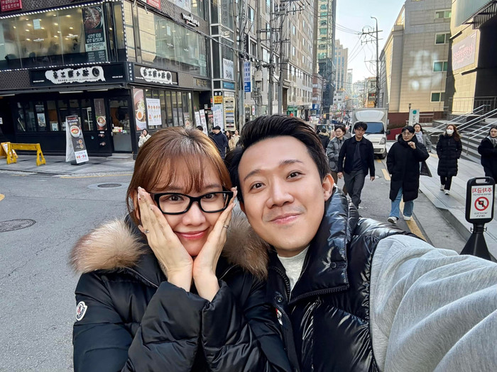 Hành động ngọt ngào của Trấn Thành dành cho Hari Won khiến nhiều người ngưỡng mộ. (Ảnh: FBNV)