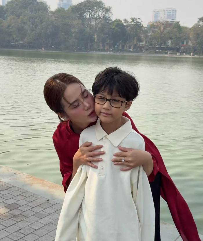 Nem theo mẹ đi làm ngày cận Tết. Ảnh: FBNV