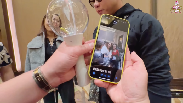 Hình ảnh Thúy Nga chụp cùng Mỹ Tâm sau khi kết thúc chương trình. 