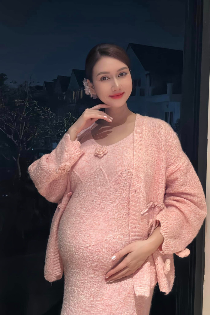 Sau nhiều thăng trầm trong tình cảm, Hương Giang hiện đang tận hưởng hạnh phúc bên bạn trai và chuẩn bị đón con thứ 2 chào đời. (Ảnh: FBNV)