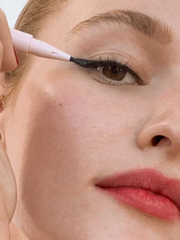 Mắt sụp mí thường được nhận biết bởi phần da mí rủ xuống, che khuất một phần hoặc toàn bộ nếp gấp mí mắt.