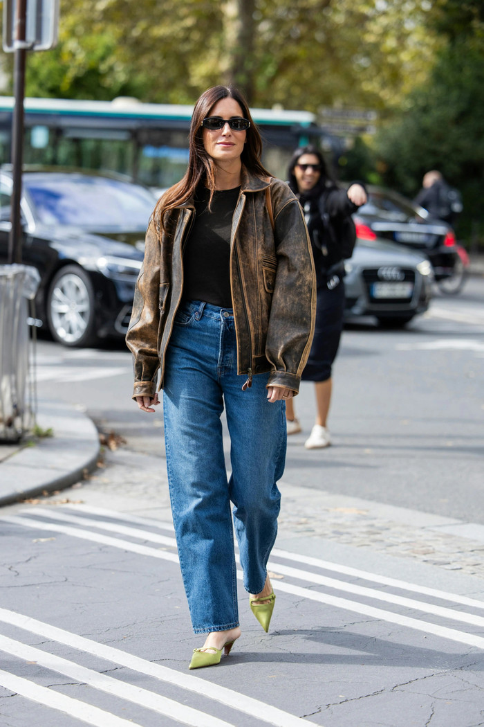 Áo sơ mi denim tiếp tục ghi dấu ấn trong thời trang công sở và phong cách đường phố.