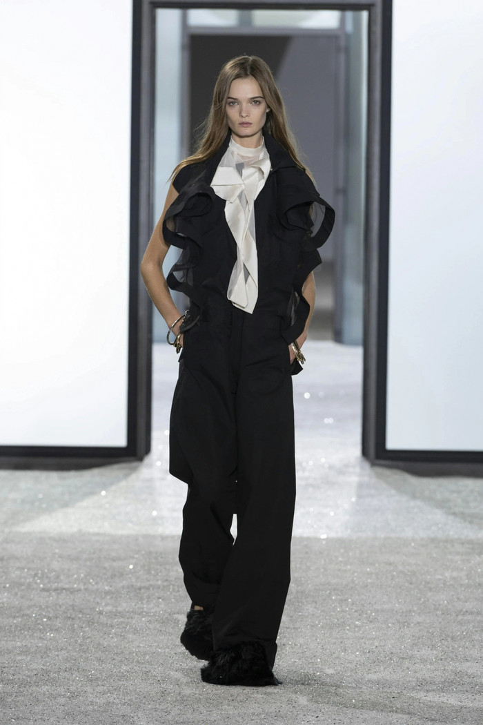 Quần denim ống rộng, hay còn gọi là quần jeans palazzo đang chiếm lĩnh cả sàn diễn lẫn đường phố. 