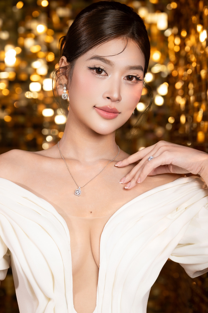 Kiểu trang điểm nhẹ nhàng giúp Hoa hậu Thiên Ân trở nên trẻ trung hơn hẳn. Lớp nền hoàn hảo, giúp làm đều màu da và che khuyết điểm của nàng hậu nhưng không làm mất đi độ tự nhiên. Người đẹp chọn kiểu tóc búi cao, mượt mà, gọn gàng, làm nổi bật cổ và bờ vai quyến rũ. Kiểu tóc này vừa thanh lịch vừa khiến gương mặt Thiên Ân thêm sáng, hoàn hảo cho phong cách hoàng gia.