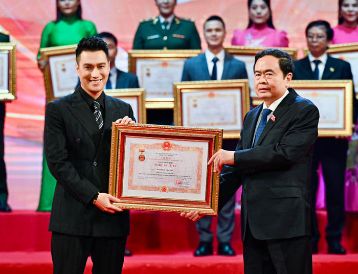 Việt Anh đón nhận danh hiệu NSƯT. Ảnh: FBNV