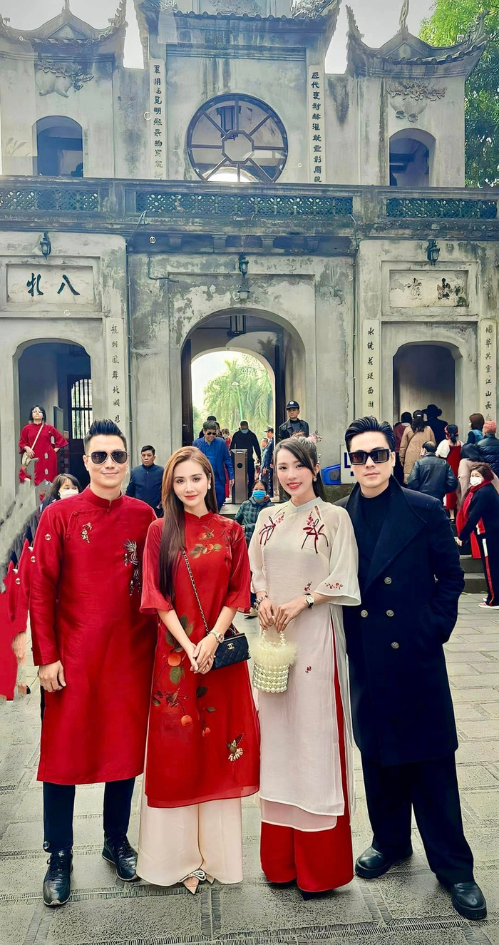 Việt Anh và Quỳnh Nga cùng nhau đi chơi với nhóm bạn trong dịp Tết Nguyên đán năm ngoái. Ảnh: FBNV