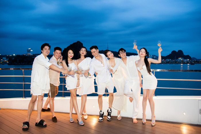 Nhóm bạn của Việt Anh - Quỳnh Nga đã quen biết, chơi thân trong nhiều năm qua. Ảnh: FBNV