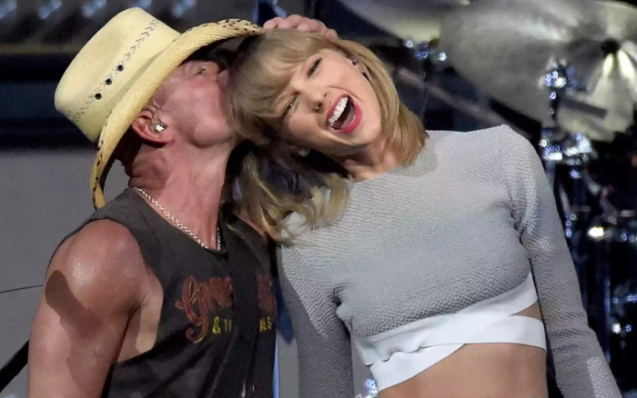 Mẹ ruột Taylor Swift bật khóc trước hành động của nam ca sĩ dành cho con gái Ảnh 2