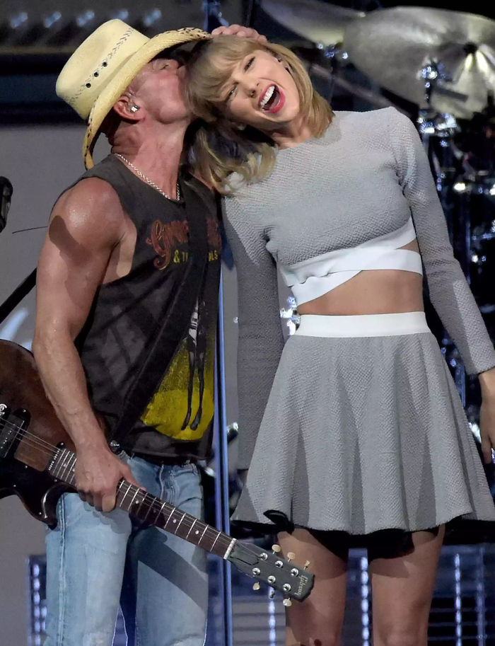 Mẹ ruột Taylor Swift bật khóc trước hành động của nam ca sĩ dành cho con gái Ảnh 3