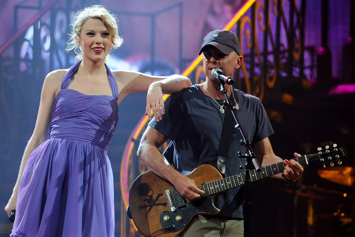 Mẹ ruột Taylor Swift bật khóc trước hành động của nam ca sĩ dành cho con gái Ảnh 2