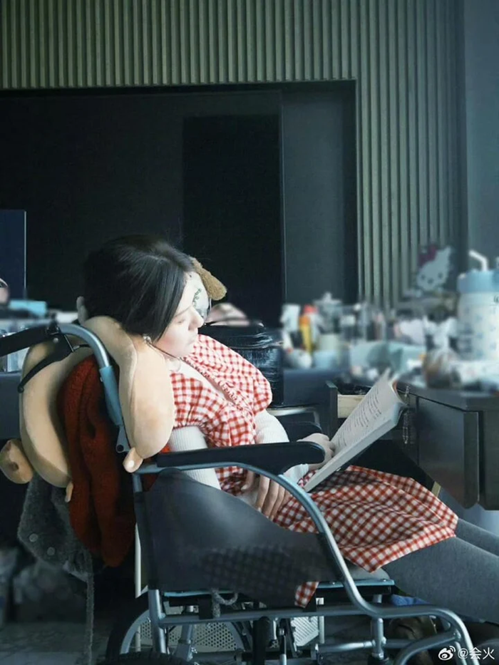 Tình trạng của Triệu Lộ Tư rất nghiêm trọng khi cô phải ngồi xe lăn, mãi sau mới đứng dậy tập đi được.