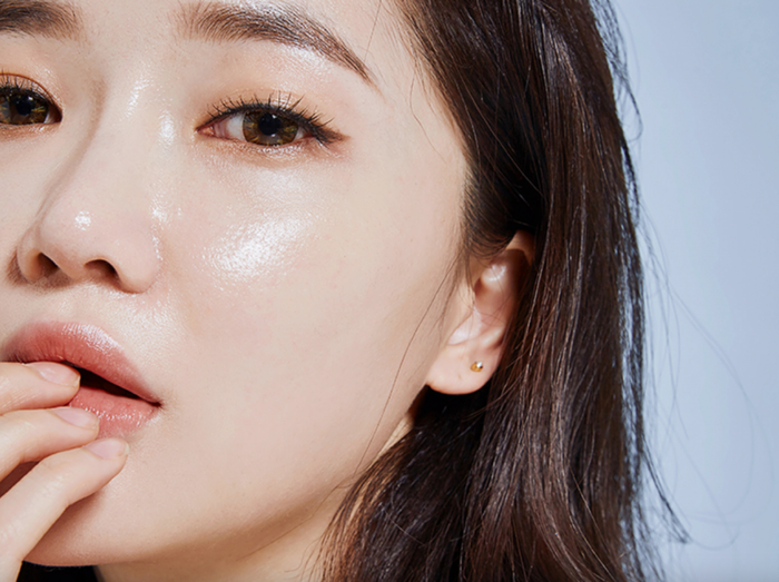 Năm 2025 là thời điểm 'lên ngôi' của làn da trắng phát sáng như gương. (Ảnh tổng hợp)