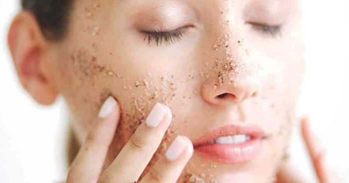 Tẩy tế bào chết 'gai nhọn' giúp da mịn màng, thông thoáng, dễ hấp thu dưỡng chất từ quá trình chăm sóc tiếp theo. (Ảnh minh họa)