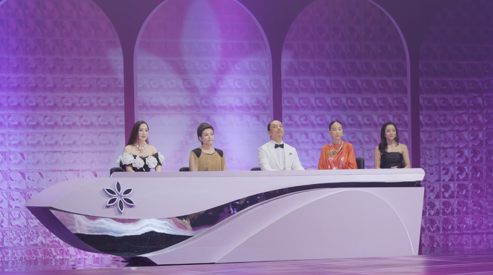 Ban giám khảo dành lời khen cho sự cố gắng của Quỳnh Nga.