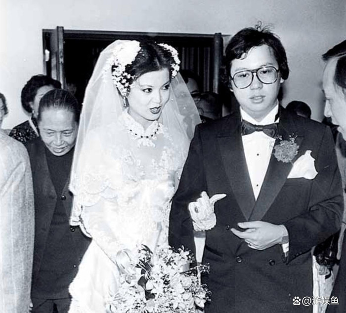 Tạ Linh Linh kết hôn với Lâm Kiến Nhạc khi còn khá trẻ.