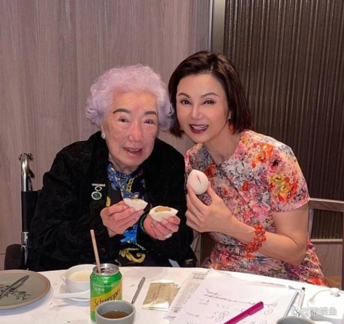 Tạ Linh Linh vẫn giữ mối quan hệ tốt với mẹ chồng cũ.