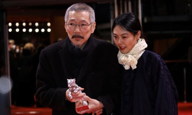 Đạo diễn Hong Sang Soo và diễn viên Kim Min Hee bất chấp việc ngoại tình để ở bên cạnh nhau trong 9 năm qua. Ảnh: Newsis